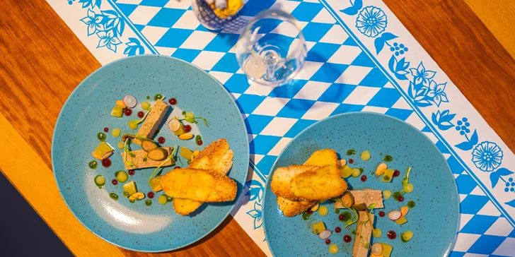 Tříchodové menu pro 2 osoby: paštika, flambovaná panenka a kuřecí prsa na meči a cheesecake
