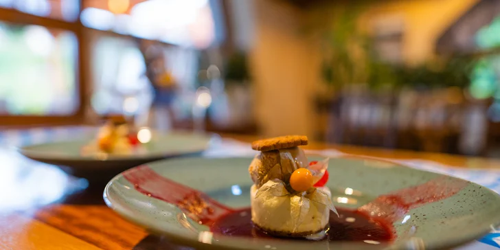 Tříchodové menu pro 2 osoby: paštika, flambovaná panenka a kuřecí prsa na meči a cheesecake