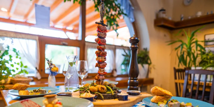 Tříchodové menu pro 2 osoby: paštika, flambovaná panenka a kuřecí prsa na meči a cheesecake