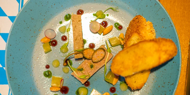 Tříchodové menu pro 2 osoby: paštika, flambovaná panenka a kuřecí prsa na meči a cheesecake