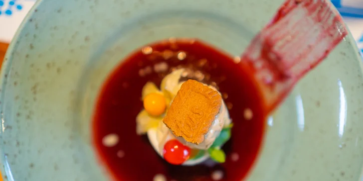 Tříchodové menu pro 2 osoby: paštika, flambovaná panenka a kuřecí prsa na meči a cheesecake