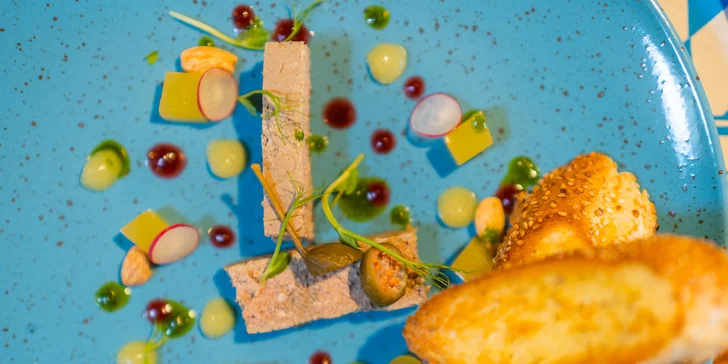 Tříchodové menu pro 2 osoby: paštika, flambovaná panenka a kuřecí prsa na meči a cheesecake