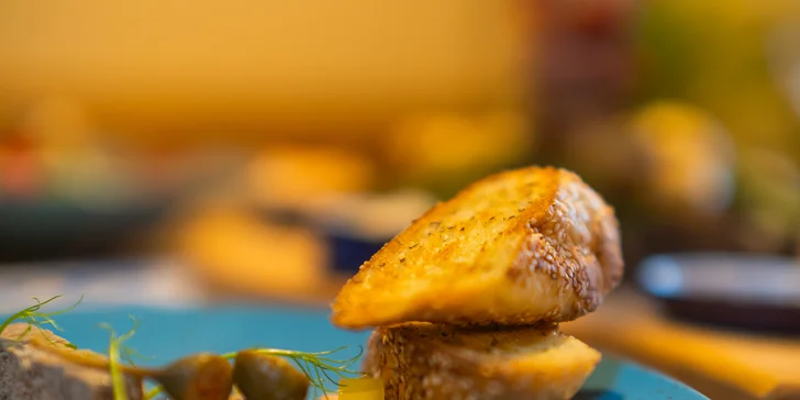 Tříchodové menu pro 2 osoby: paštika, flambovaná panenka a kuřecí prsa na meči a cheesecake