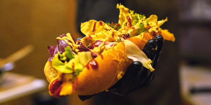Maso na druhou: 2× domácí hot dog, cibulové kroužky i nachos s omáčkou