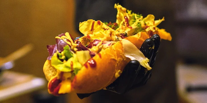 Maso na druhou: 2× domácí hot dog, cibulové kroužky i nachos s omáčkou
