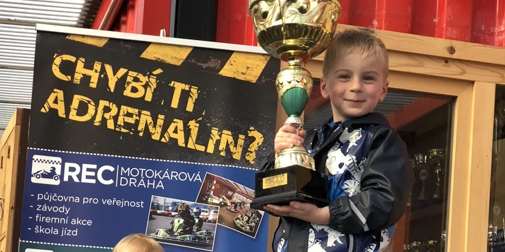 Motokáry na venkovním okruhu: závodění pro děti, dospělé i handicapované nebo škola jízd pro nejmenší