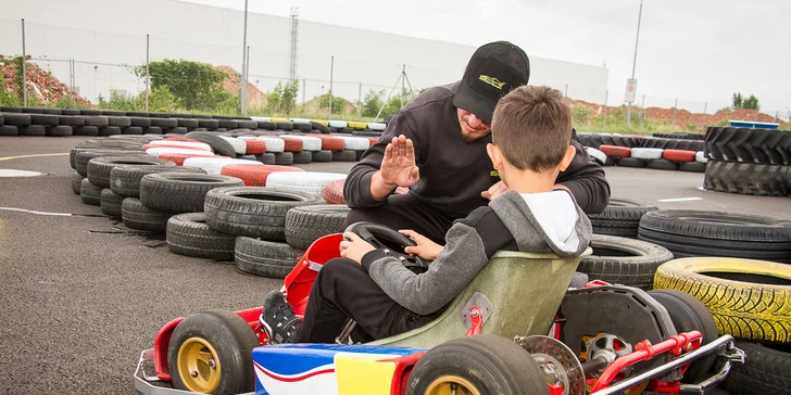 Motokáry na venkovním okruhu: závodění pro děti, dospělé i handicapované nebo škola jízd pro nejmenší