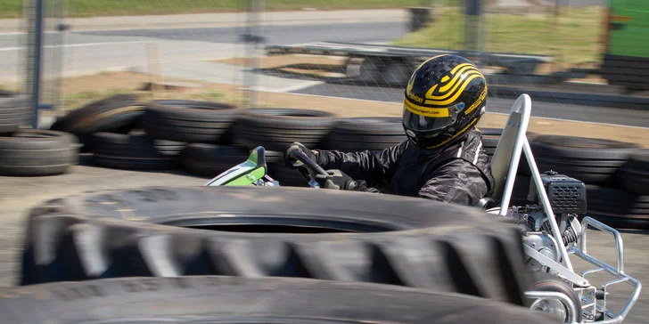 Motokáry na venkovním okruhu: závodění pro děti, dospělé i handicapované nebo škola jízd pro nejmenší
