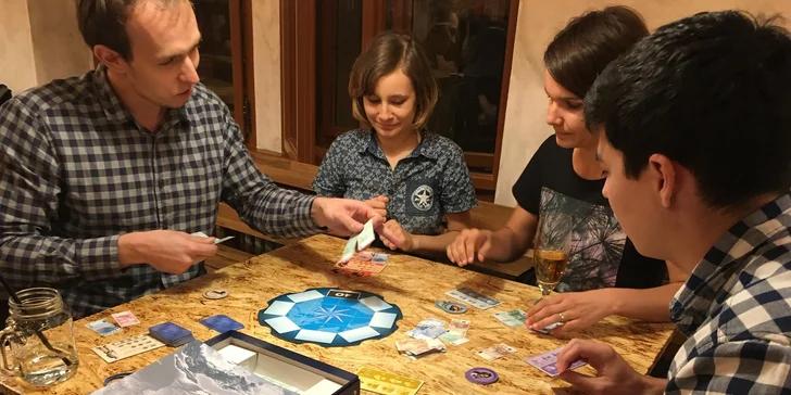 Hravá kavárna: popcorn a limča s hot dogem či sendvičem i deskovkou pro dva nebo pivo pro celou partu