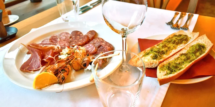 Středomořské 4chodové menu pro dva: tapas, sýry, mořská ryba nebo hovězí steak i dezert