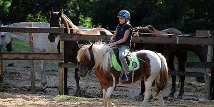 Zážitková vyjížďka na koni – na jízdárně i v rozkvetlém sadu