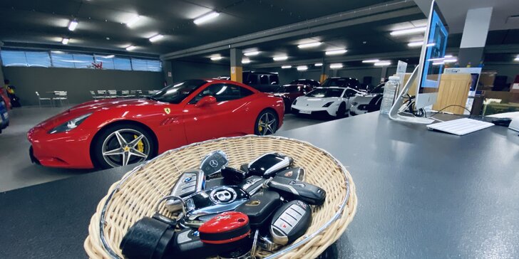 Prohlídka garáže Showcars plné nabušených vozů i s možností zasednout za volant a focení