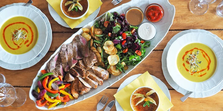 Kubánské menu pro dva: kukuřičná polévka, steaky se zeleninou a mořem omáček, dezert