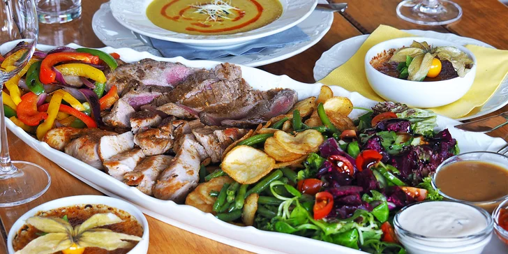 Kubánské menu pro dva: kukuřičná polévka, steaky se zeleninou a mořem omáček, dezert