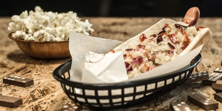 Hravá kavárna: popcorn a limča s hot dogem či sendvičem i deskovkou pro dva nebo pivo pro celou partu
