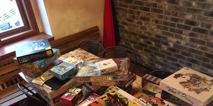 Hravá kavárna: popcorn a limča s hot dogem či sendvičem i deskovkou pro dva nebo pivo pro celou partu