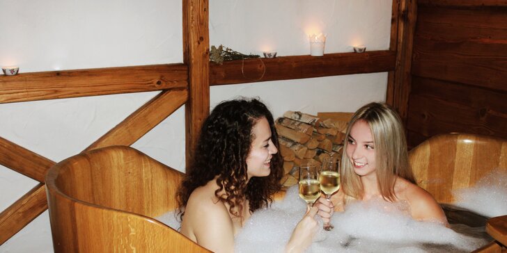 Romance pro dva: privátní koupele v dřevěných kádích a aromaterapie s hudbou