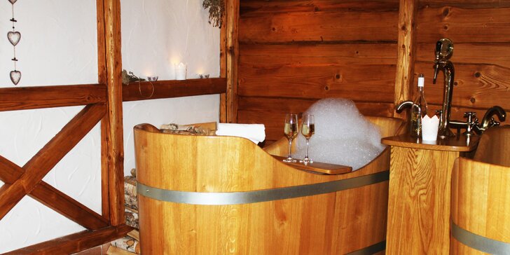 Vinná koupel v dřevěných kádích, maska na obličej a lahev vína pro dva