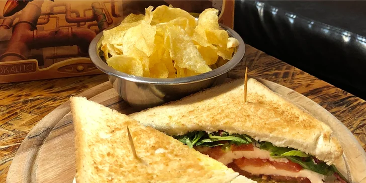 Hravá kavárna: popcorn a limča s hot dogem či sendvičem i deskovkou pro dva nebo pivo pro celou partu