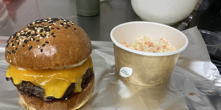 Burger dle výběru z 6 druhů, hranolky a coleslaw pro 1 i 2 osoby