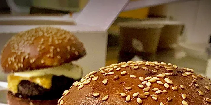 Burger dle výběru z 6 druhů, hranolky a coleslaw pro 1 i 2 osoby