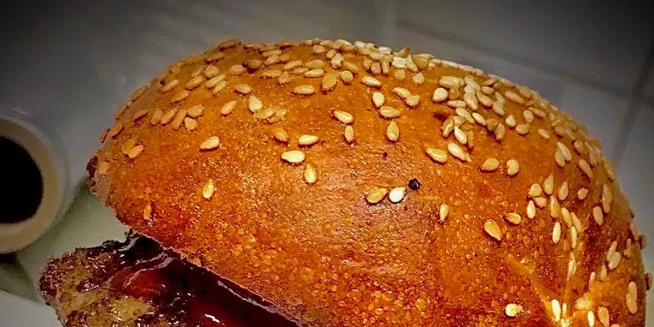 Burger dle výběru z 6 druhů, hranolky a coleslaw pro 1 i 2 osoby