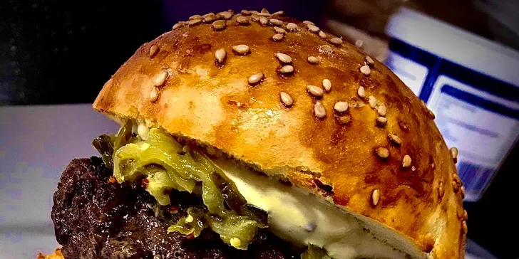 Burger dle výběru z 6 druhů, hranolky a coleslaw pro 1 i 2 osoby