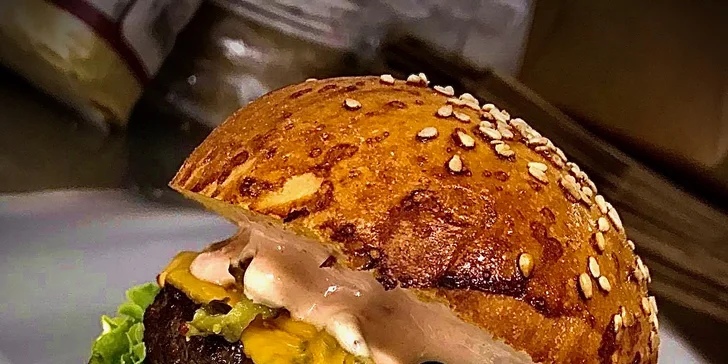 Burger dle výběru z 6 druhů, hranolky a coleslaw pro 1 i 2 osoby