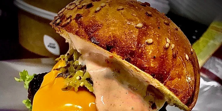 Burger dle výběru z 6 druhů, hranolky a coleslaw pro 1 i 2 osoby