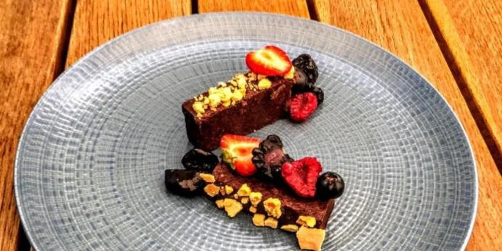 3chodové menu pro dva: zauzený tataráček, vepřová panenka sous-vide a brownies
