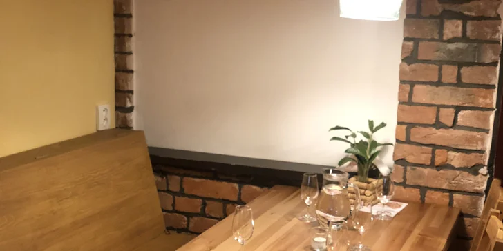 Potěšení pro chuťové buňky: sklenka vína a francouzská terina pro dva nebo řízená degustace