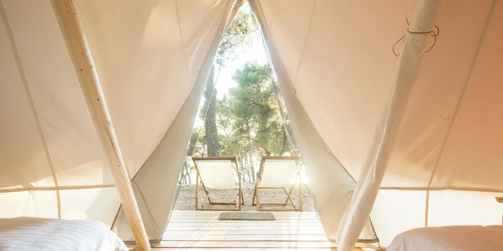 Glamping aneb luxusní stanování u Slapské přehrady: stany pro 4–6 osob,jarní i letní termíny