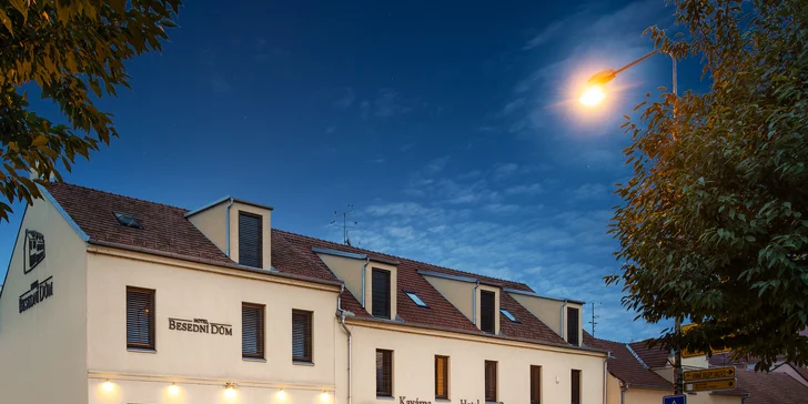 Komfortní pobyt ve Valticích se snídaní, 90 min. ve wellness, prohlídka zámeckého sklepa i láhev vína
