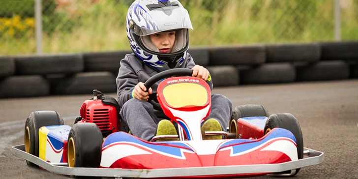 Motokáry na venkovním okruhu: závodění pro děti, dospělé i handicapované nebo škola jízd pro nejmenší