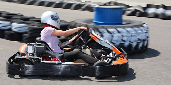 Motokáry na venkovním okruhu: závodění pro děti, dospělé i handicapované nebo škola jízd pro nejmenší