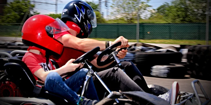 Motokáry na venkovním okruhu: závodění pro děti, dospělé i handicapované nebo škola jízd pro nejmenší
