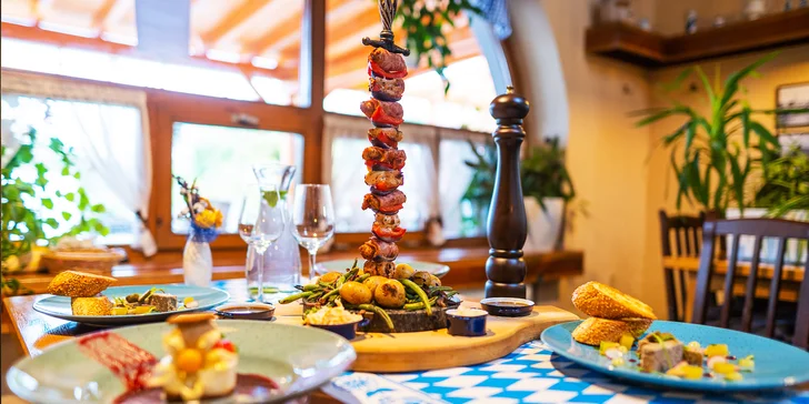 Tříchodové menu pro 2 osoby: paštika, flambovaná panenka a kuřecí prsa na meči a cheesecake