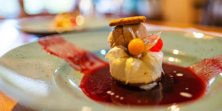 Tříchodové menu pro 2 osoby: paštika, flambovaná panenka a kuřecí prsa na meči a cheesecake