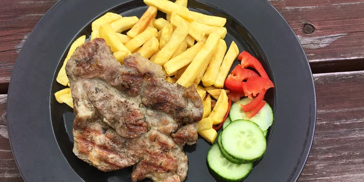 Bylinkami provoněný steak z krkovičky nebo kuřecího masa s přílohou a nápojem