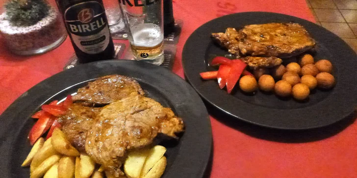 Bylinkami provoněný steak z krkovičky nebo kuřecího masa s přílohou a nápojem