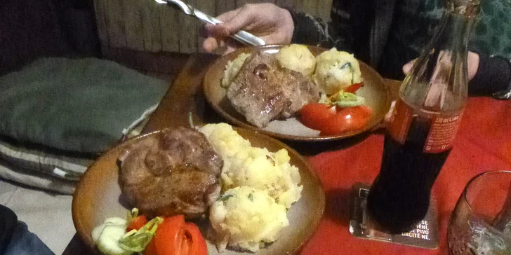 Bylinkami provoněný steak z krkovičky nebo kuřecího masa s přílohou a nápojem