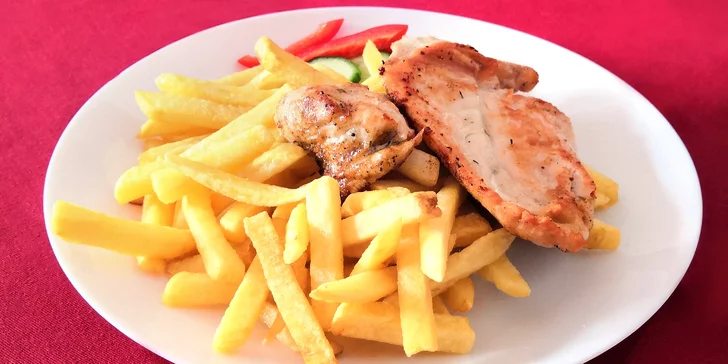 Bylinkami provoněný steak z krkovičky nebo kuřecího masa s přílohou a nápojem