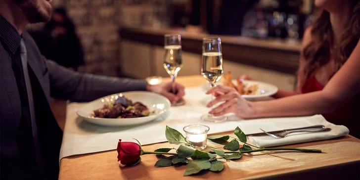 Tříchodové menu pro 2 osoby: přípitek, grilované maso i dezert z mascarpone