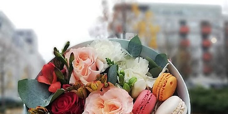 Něžný dárek: čerstvé květiny a sladké makronky v elegantní krabičce
