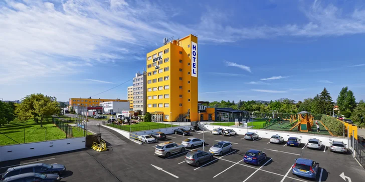 Designový hotel na okraji Prahy: 1–7 nocí v pokoji Deluxe, snídaně a vyhřívaný bazén i vířivka