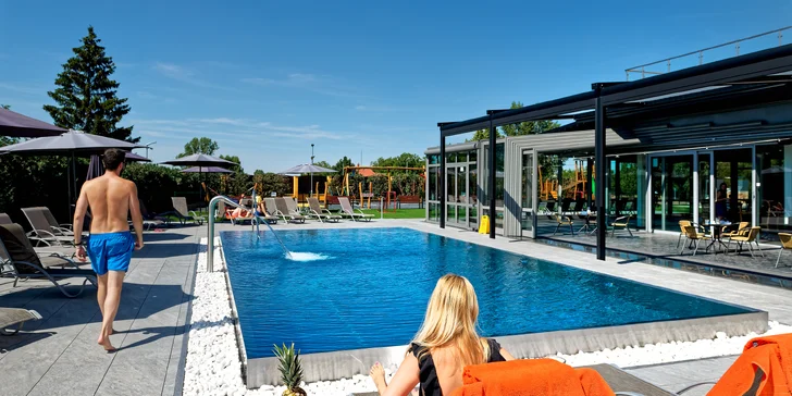 Designový hotel na okraji Prahy: 1–7 nocí v pokoji Deluxe, snídaně a vyhřívaný bazén i vířivka