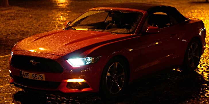Noční jízda Prahou v kabrioletu Ford Mustang: 30 nebo 60 minut s hvězdným nebem nad hlavou
