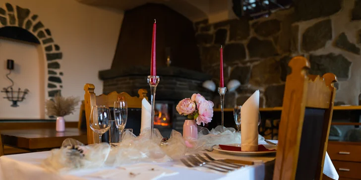 Romantika pro 2 zámeckém hotelu: 7chodové degustační menu i masáž a pobyt v šungitové jeskyni