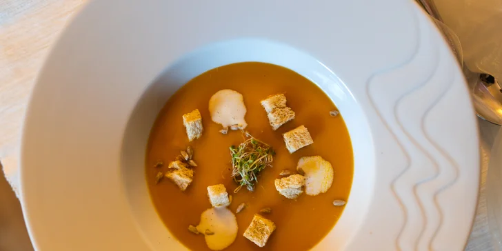 Romantika pro 2 zámeckém hotelu: 7chodové degustační menu i masáž a pobyt v šungitové jeskyni