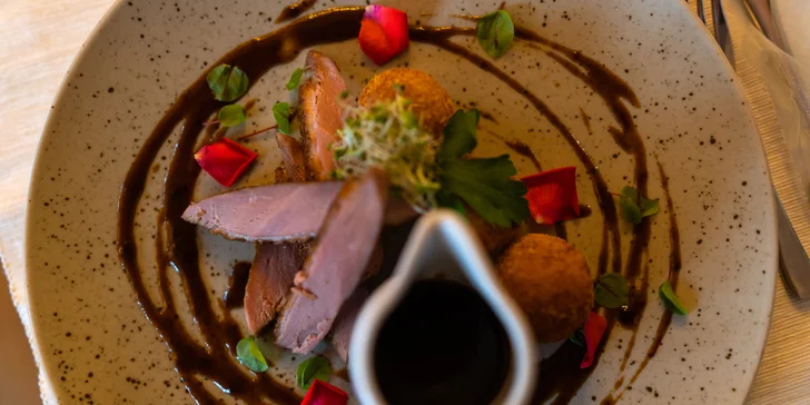 Romantika pro 2 zámeckém hotelu: 7chodové degustační menu i masáž a pobyt v šungitové jeskyni
